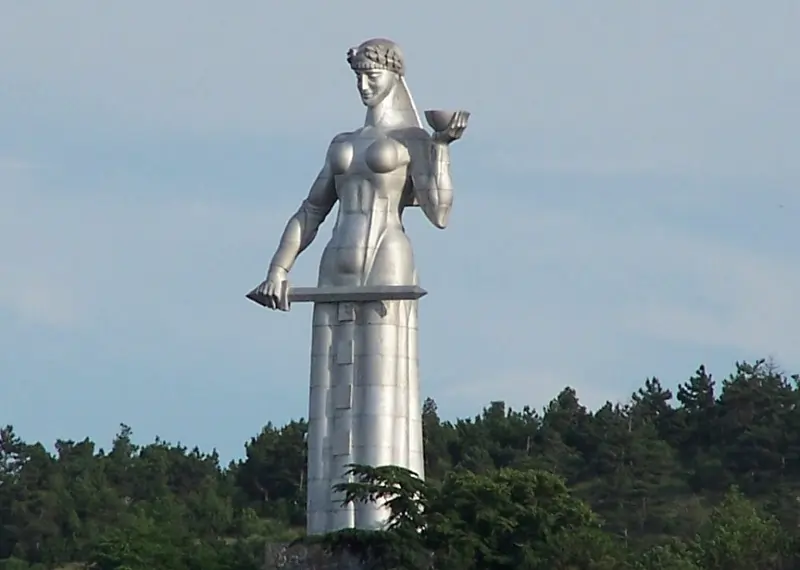 Cartelis Deda statue